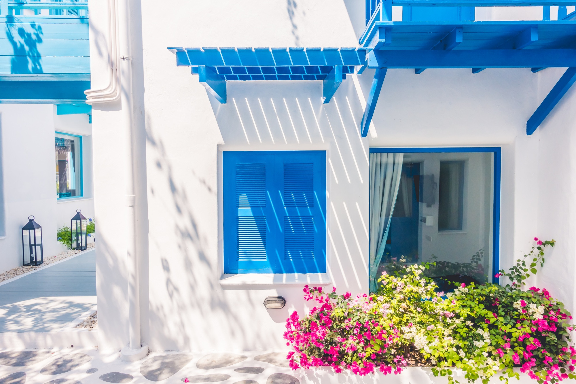 Entrada casa blanca y azul de VivvaHomes
