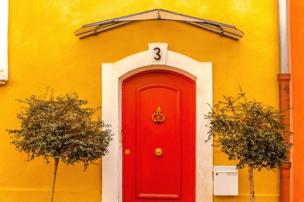 Exterior vivienda vacacional naranja en Tenerife