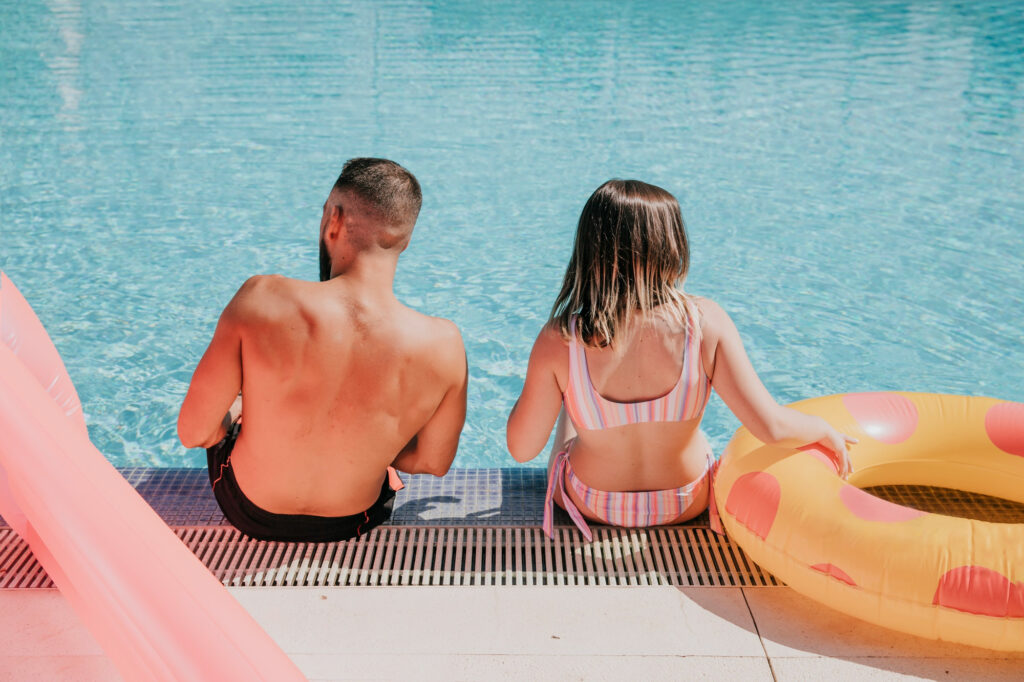 Pareja-feliz-vivienda-vacacional-piscina