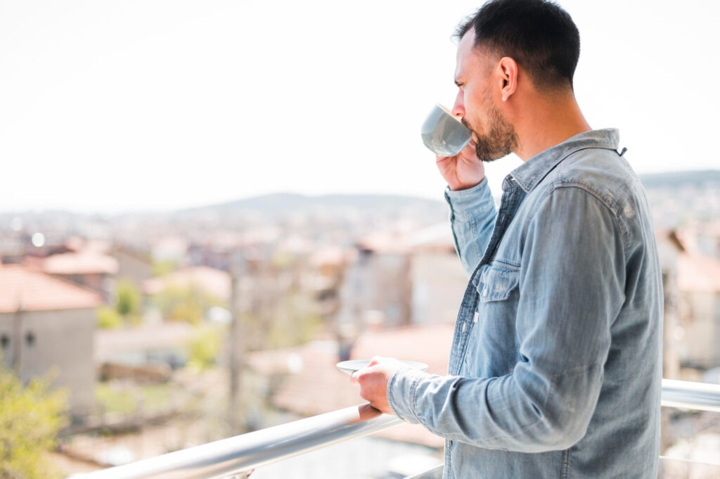 Huésped tomando una taza de café en una vivienda vacacional