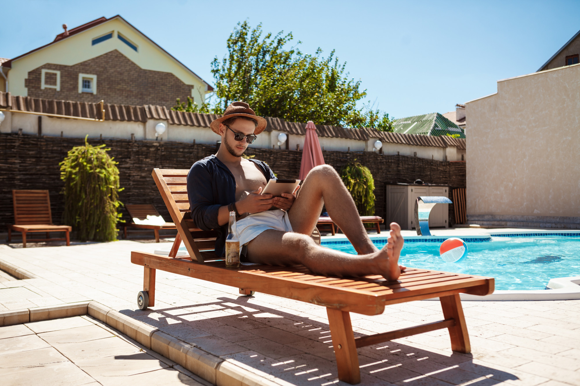 Turista-disfrutando-vivienda-vacacional-VivvaHomes
