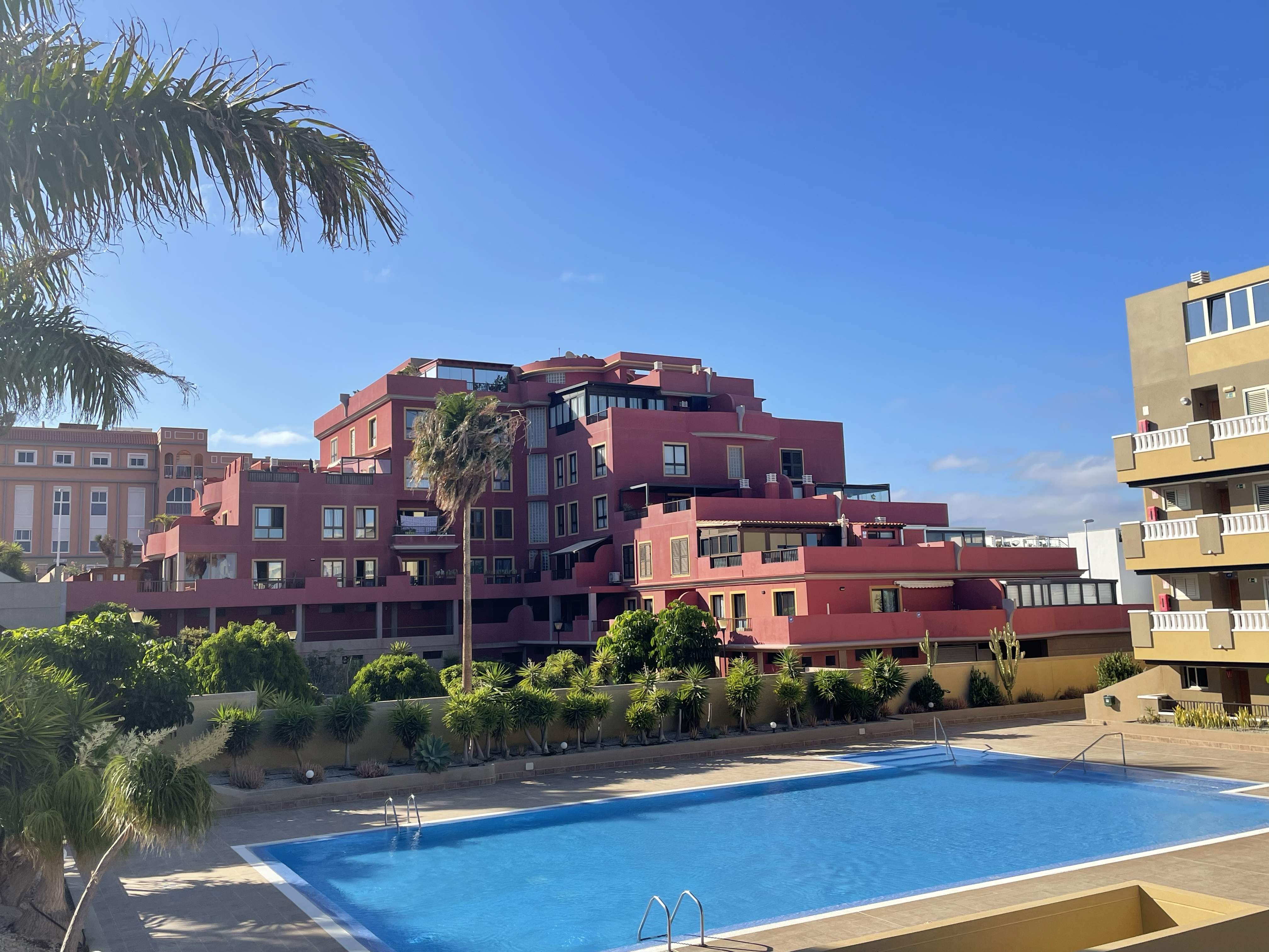 Complejo de viviendas vacacionales con piscina en Tenerife