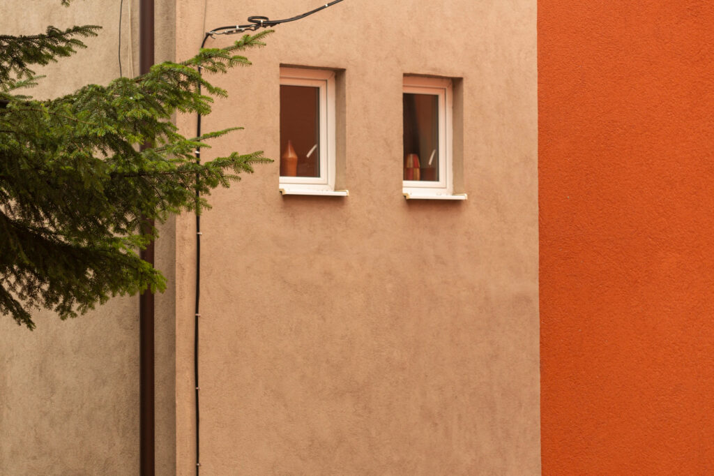 Fachada-vivienda-vacacional-naranja