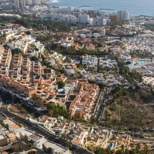 Vista de la zona de Adeje, Tenerife, donde VivvaHomes gestiona alquileres vacacionales