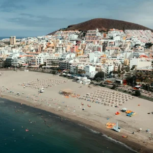 Vista de la zona de Los Cristianos (Arona), Tenerife, donde VivvaHomes gestiona viviendas vacacionales