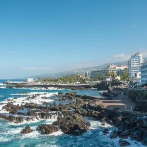 Vista de la zona de Puerto de la Cruz, Tenerife, donde VivvaHomes gestiona viviendas vacacionales